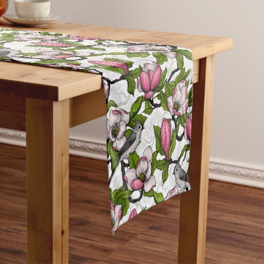 咲き誇るホオノキとタイトネズミ ショートテーブルランナー (インサイチュ)