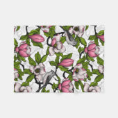 咲き誇るホオノキとタイトネズミ フリースブランケット (正面(横))