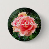 咲き誇る人生の名言 ピンクのバラの写真 缶バッジ (正面)