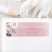 咲き誇る植物のソフトなバラ色の花の宛名ラベル ラベル (インサイチュ)