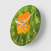 咲くオレンジ色のポピーの花の写真（緑） ラウンド壁時計 (傾斜)
