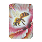 咲くハイビスカスの花を受粉させるミツバチ バスマット (正面縦)