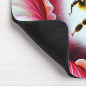 咲くハイビスカスの花を受粉させるミツバチ マウスパッド (コーナー)