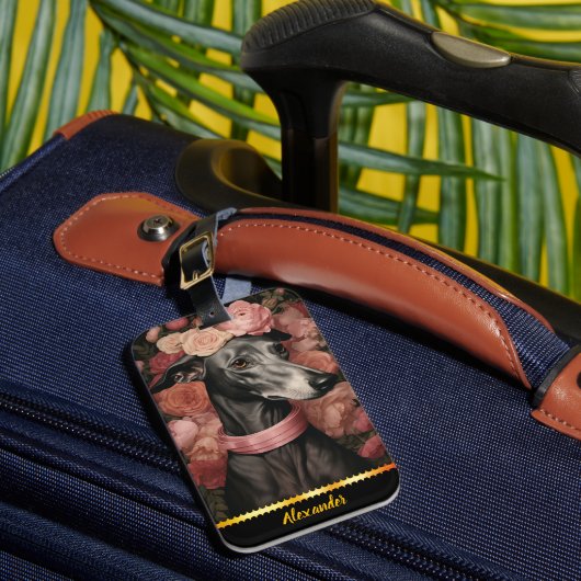 咲くバラに囲まれた優雅なグレイハウンド ラゲッジタグ (正面インサイチュ1)