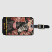 咲くバラに囲まれた優雅なグレイハウンド ラゲッジタグ (正面横)