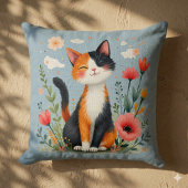 咲く庭で微笑む三毛猫 クッション