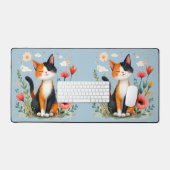 咲く庭で微笑む三毛猫 デスクマット (キーボード&マウス)