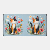 咲く庭で微笑む三毛猫 デスクマット (正面)