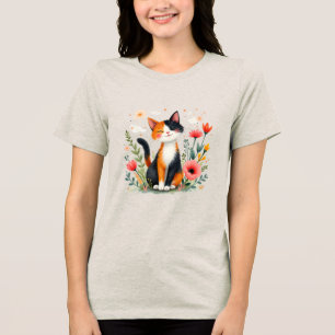 咲く庭で微笑む三毛猫 トライブレンドTシャツ