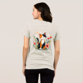咲く庭で微笑む三毛猫 トライブレンドＴシャツ (裏面全面)