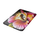 咲く明るいハイビスカスにミツバチの受粉 バスマット (アングル)