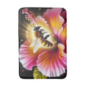 咲く明るいハイビスカスにミツバチの受粉 バスマット (正面縦)