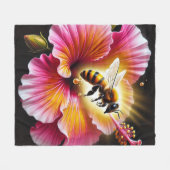 咲く明るいハイビスカスにミツバチの受粉 フリースブランケット (正面(横))