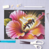 咲く明るいハイビスカスにミツバチの受粉 薄葉紙 (クラフト)