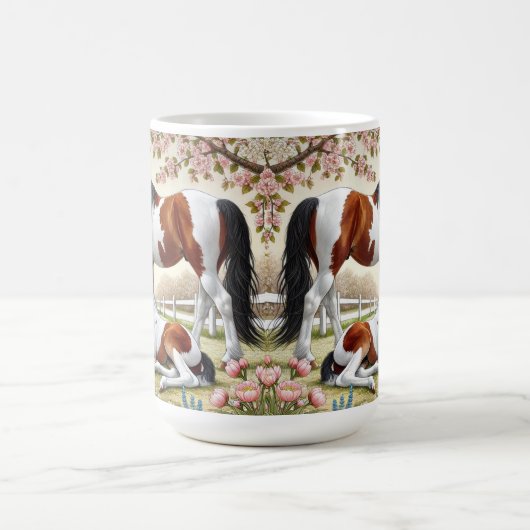 咲く果樹園の美しい馬と馬 コーヒーマグカップ (中央)
