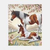 咲く果樹園の美しい馬と馬 フリースブランケット (正面)