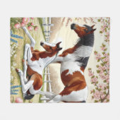 咲く果樹園の美しい馬と馬 フリースブランケット (正面(横))