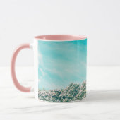 咲く薄紫の低木と空のマグカップ マグカップ (左)