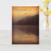 哀悼カード-湖のオレンジの日没 カード (黄色い花)