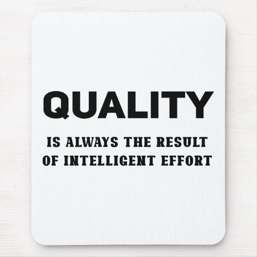 品質は常に知能的な努力の結果である マウスパッド (正面)