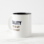 品質名言:品質は行動ではなく習慣である ツートーンマグカップ (正面左)