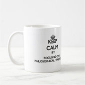 哲学の神学に焦点を合わせることによって平静を保って下さい コーヒーマグカップ (左)