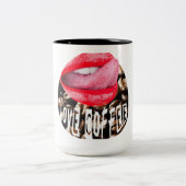 唇と舌はっきりしたを持つ赤いコーヒー ツートーンマグカップ (中央)