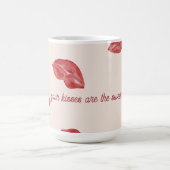 唇キスをする赤のベージュ色バレンタインデー コーヒーマグカップ (中央)