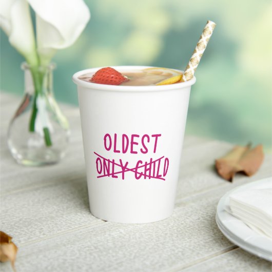 唯一の子が交差している最古の人 紙コップ (インサイチュ)