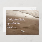 唯一の死んだ魚の流れと行く – おもしろい引用文 ポストカード (正面/裏面)