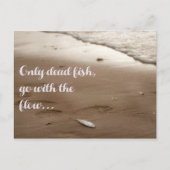 唯一の死んだ魚の流れと行く – おもしろい引用文 ポストカード (正面)