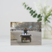 商品を配達する女性 ポストカード (スタンド正面)