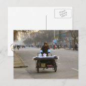 商品を配達する女性 ポストカード (正面/裏面)