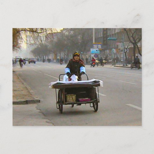 商品を配達する女性 ポストカード (正面)