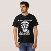 商売に精を出す老人の皮肉 Tシャツ (正面フル)