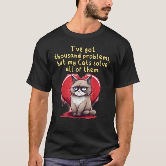 「問題は山積み」面白い猫のコスチューム Tシャツ (正面)