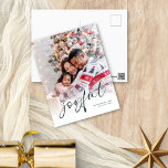 喜ばしいフォトオーバーレイ書道クリスマスホワイト シーズンポストカード<br><div class="desc">喜ばしい家族の写真オーバーレイ書道クリスマスホワイト。サンプル写真を自分の写真に置き換え、名前と年でパーソナライズする。喜びは暗い緑のスタイリッシュセットの台本に入れよくはしゃぐて、あなたが望む別の色に変えもしることができる。</div>
