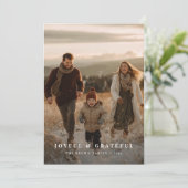 喜びと感謝の家族モダンのクリスマス写真 シーズンカード (スタンド正面)