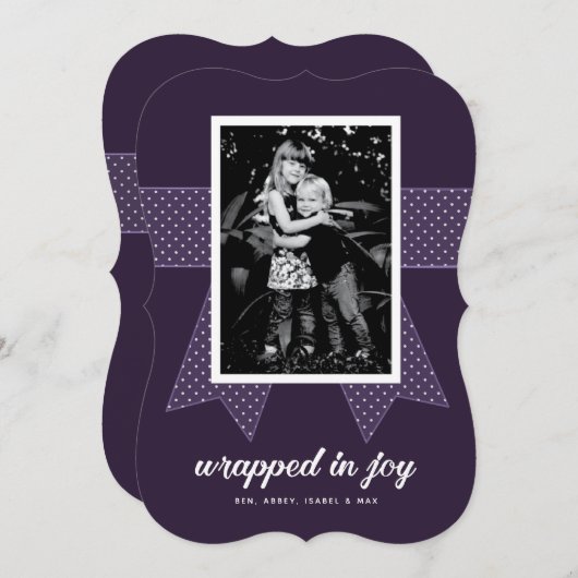 喜びに包まれたかわいい紫のリボンのギフトの写真 シーズンカード (正面/裏面)