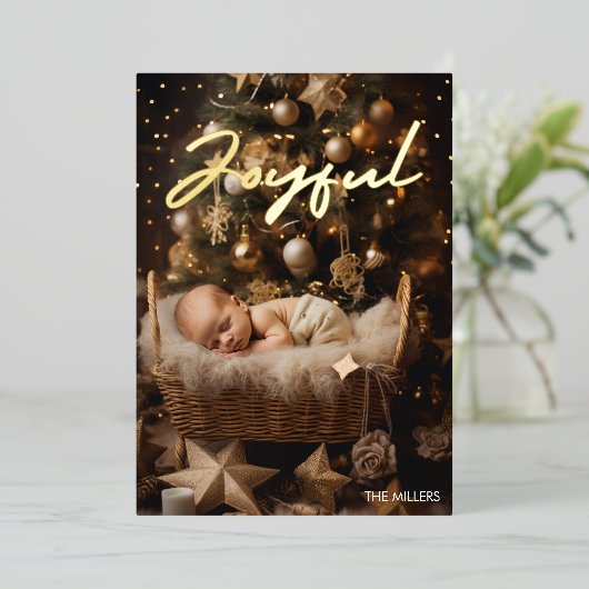 喜びに満ちたベイビーのファーストクリスマス モダン タイポグラフィ 箔シーズンカード (立ち正面)