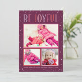 喜びに満ちたモダン バーガンディピンク フォトコラージュ シーズンカード (スタンド正面)