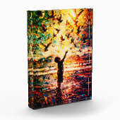 喜びに満ちた子供が鳥たちと遊ぶ日の出の水 フォトブロック (左)