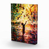 喜びに満ちた子供が鳥たちと遊ぶ日の出の水 フォトブロック (右)