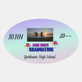 喜びに満ちて飛び跳ねる卒業生 紫 ピンク 青 楕円形シール