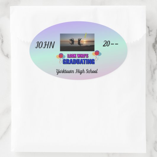 喜びに満ちて飛び跳ねる卒業生 紫 ピンク 青 楕円形シール (バッグ)