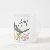 「喜びのための二」フローラアクセント付きの二つのマグパイ フロストグラスマグカップ (正面右)