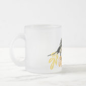 「喜びのための二」フローラアクセント付きの二つのマグパイ フロストグラスマグカップ (左)