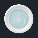 喜びの雪片の冬の青色児のシャワーの束 ペーパープレート<br><div class="desc">雪片のイラストレーションを特色にするベビーシャワーの紙皿は句に織込んでいました、"喜びの束"。 背景は青いです。</div>