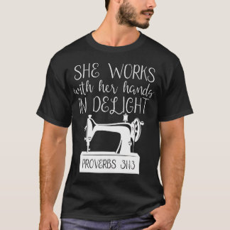 喜びを持って手を使って働く女性 ミシン職人 S Tシャツ