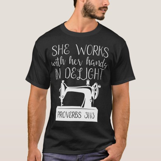 喜びを持って手を使って働く女性 ミシン職人 S Tシャツ (正面)